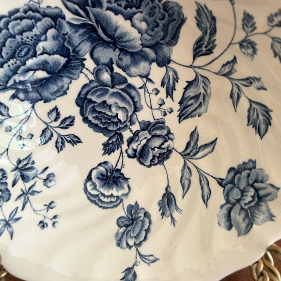 Vintage Elizabeth by Johnson Brothers Round Serving Bowl, blue and white, table - Picture 7 of 9